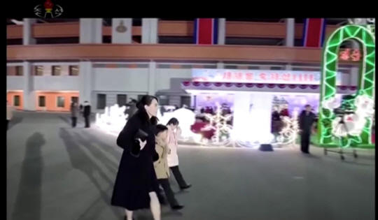 金与正 子供の手を取り歩く謎多き金与正、新年祝賀公演の映像
