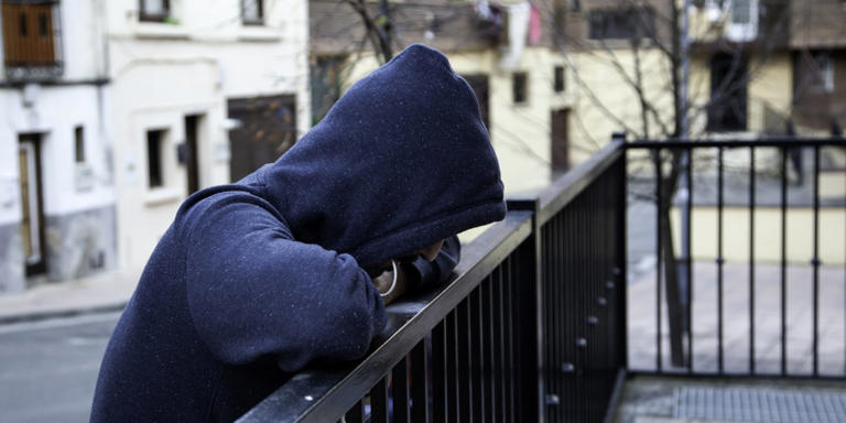 Ανήλικος με κουκούλα 