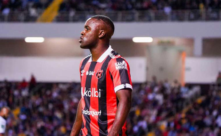 Atento Alajuelense: Joel Campbell se muestra muy cerca del equipo de  Guimaraes