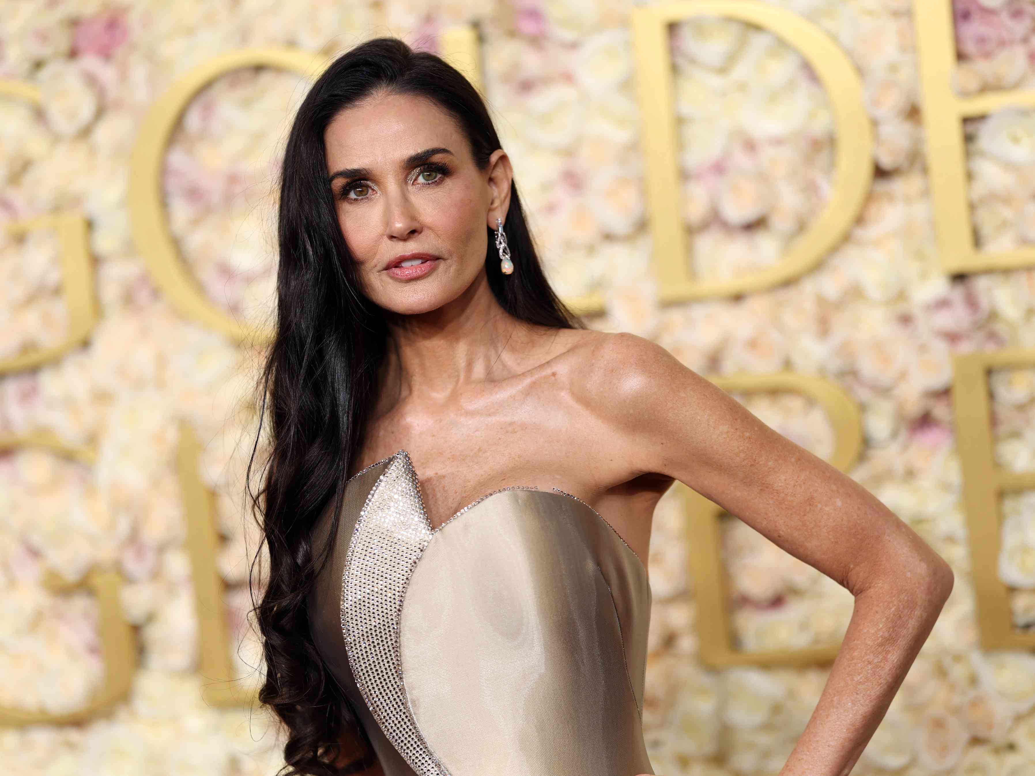 The Secrets Behind Demi Moore’s Ageless Glow at the 2025 Golden Globes