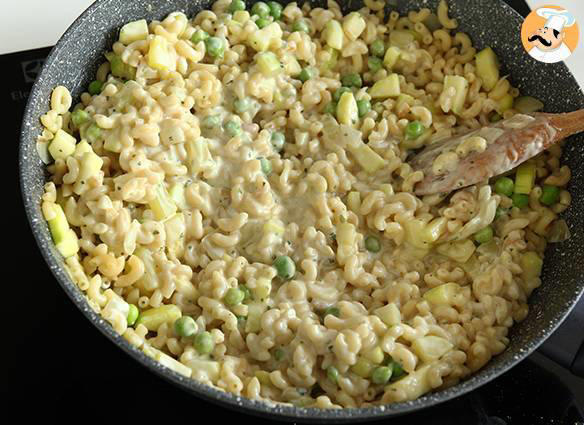 Risotto met coquillettes, doperwten, courgettes, knoflook en kruidenkaas