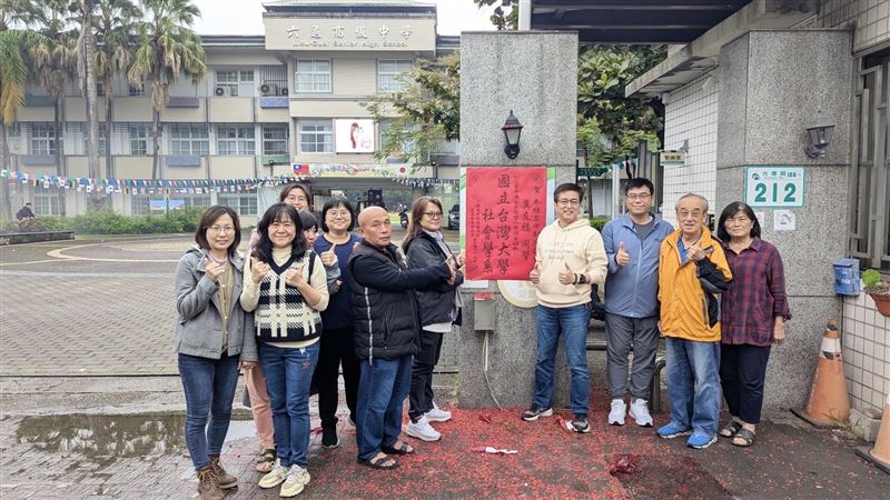 校方在校門口張貼紅海報大肆歡慶。（圖／翻攝畫面）