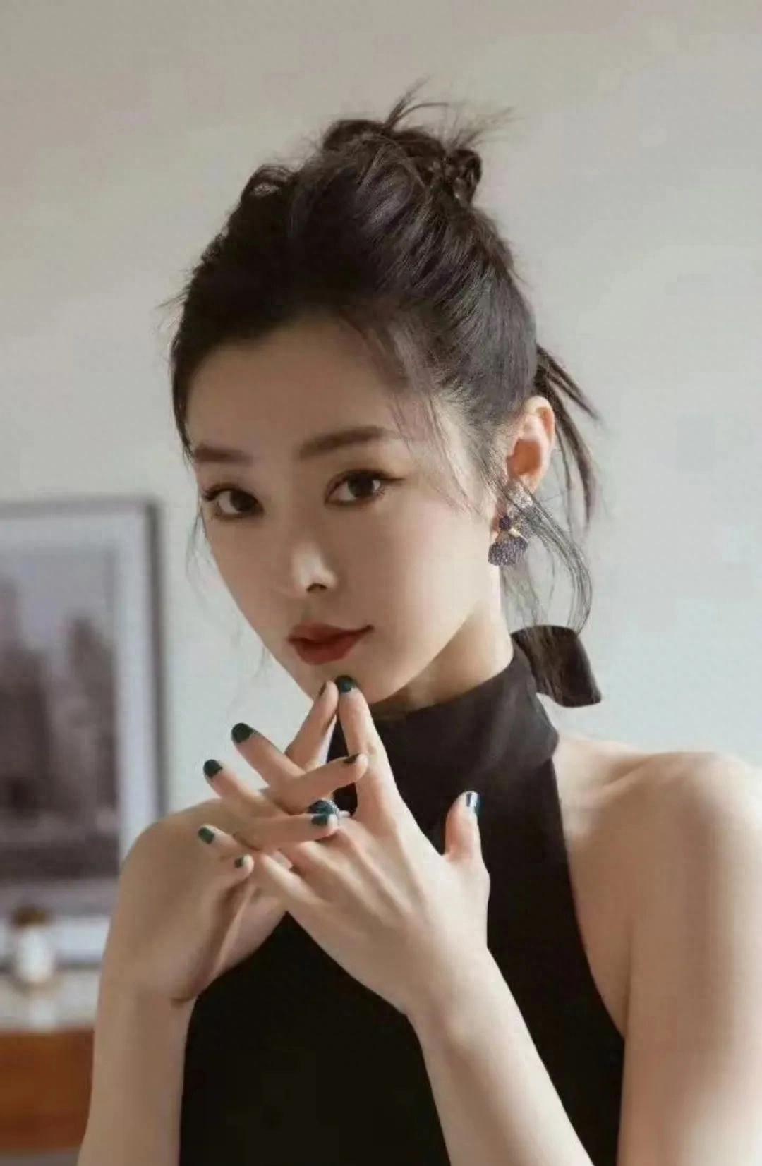 宋轶的头肩比，腰臀比，堪称艺术品的存在！身材匀称，非常完美！