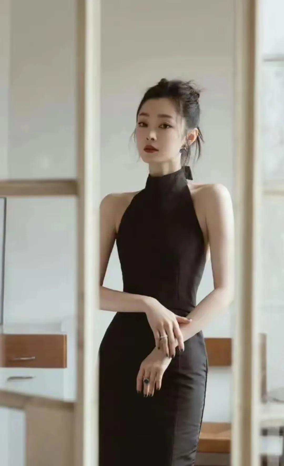 宋轶的头肩比，腰臀比，堪称艺术品的存在！身材匀称，非常完美！