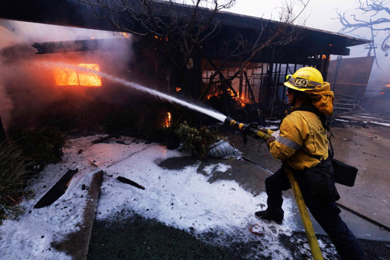 Evacuations ordered as fastmoving Pacific Palisades blaze erupts in