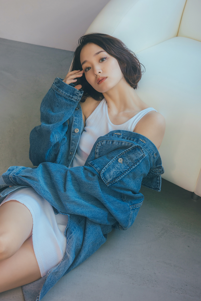 【送料無料】剛力彩芽さん掲載ページ（ポスターサイズ）#4612 剛力彩芽、はだけたデニムから“美肩”＆太ももちらり