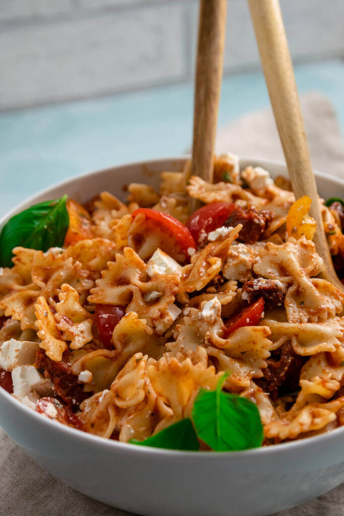 Mediterraner Nudelsalat mit Tomatendressing - einfach und lecker