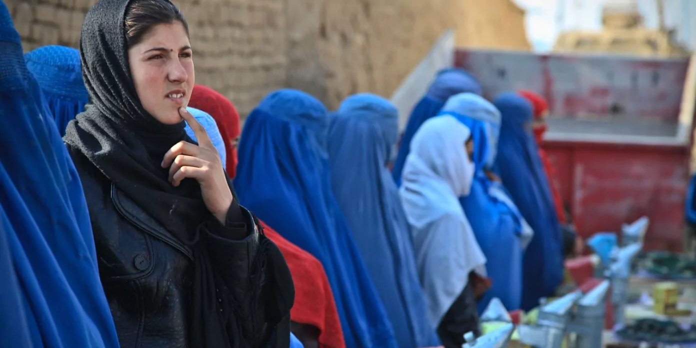 5 Dinge, die afghanische Frauen im Jahr 2025 nicht mehr tun dürfen