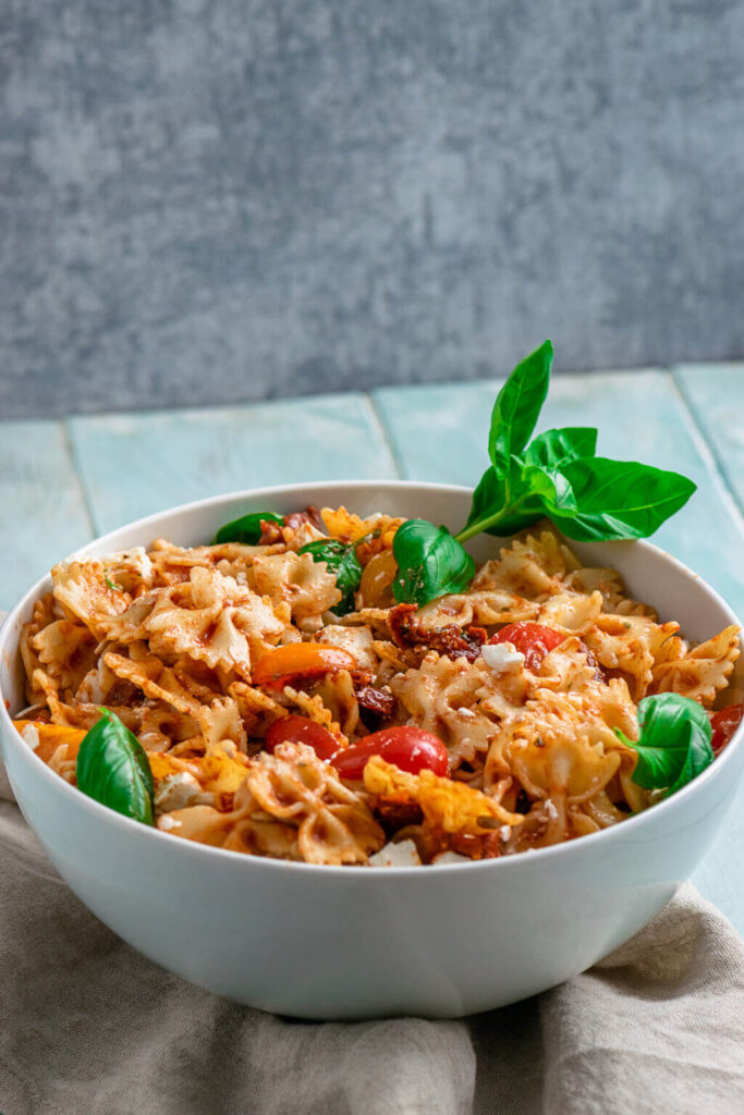 Mediterraner Nudelsalat mit Tomatendressing - einfach und lecker
