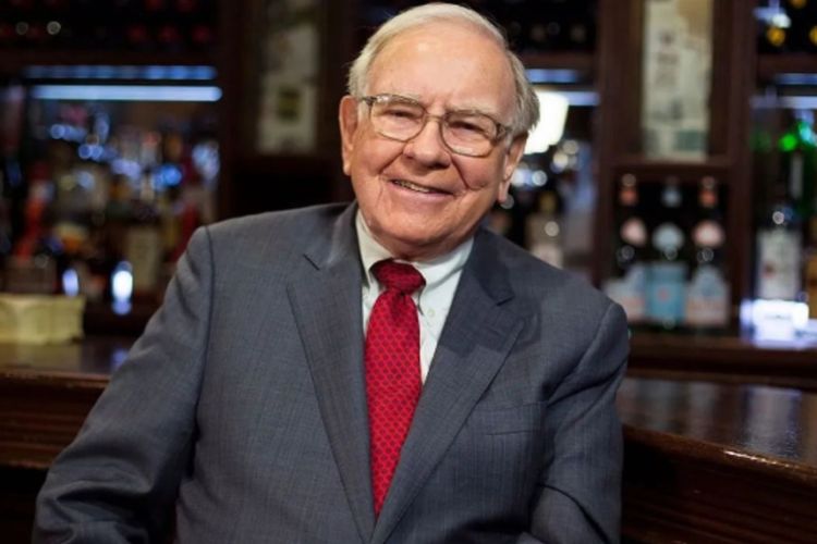 Warren Buffett Jual Apple, Borong UnitedHealth yang Tengah Turun