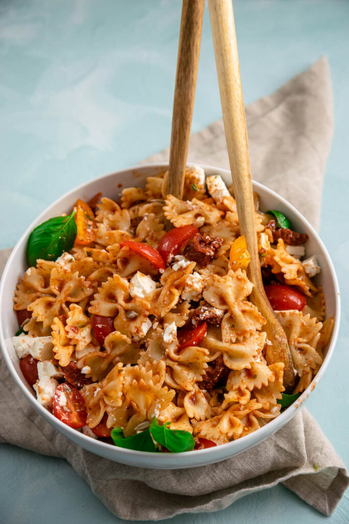 Mediterraner Nudelsalat mit Tomatendressing - einfach und lecker