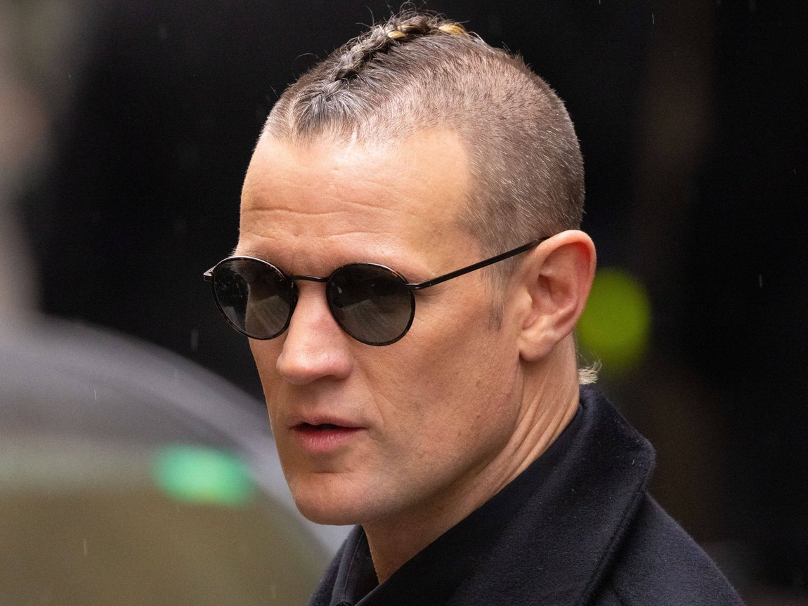 Matt Smith kommt mit Flechtfrisur zur Mailänder Fashion Week
