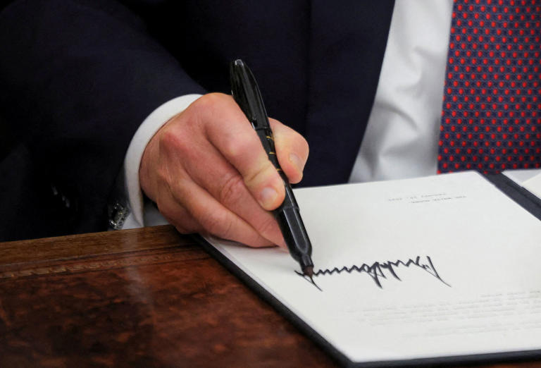 Donald Trump firmando decretos dentro de la Casa Blanca. (Reuters)