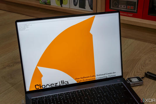 A laptop running Clonezilla