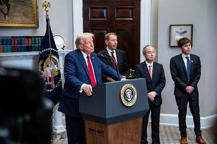 Na frente das câmeras Trump sugeriu que seu amigo e dono da Oracle, Larry Ellison, também pudesse ser dono da rede Foto: Haiyun Jiang/NYT