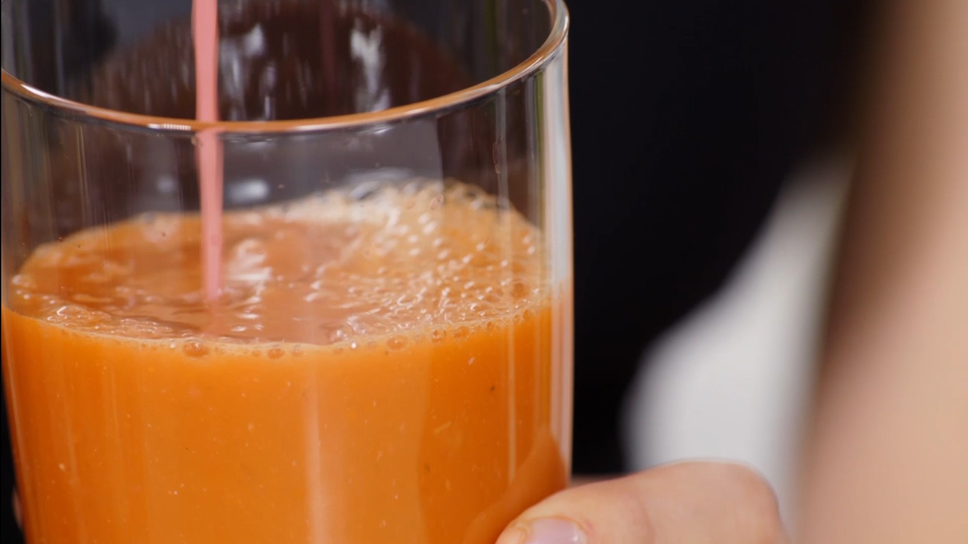 Granatapfel-Orangen-Regenbogensaft mit Minze