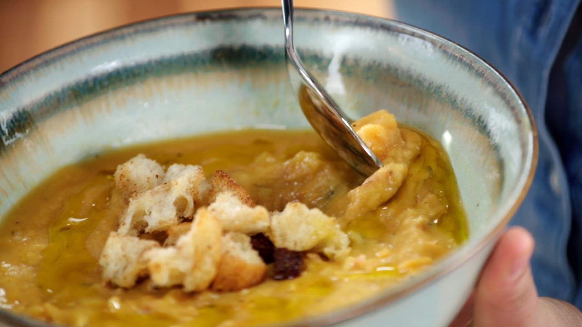 Herzhafte Erbsensuppe mit Gemüsebrühe und Kurkuma