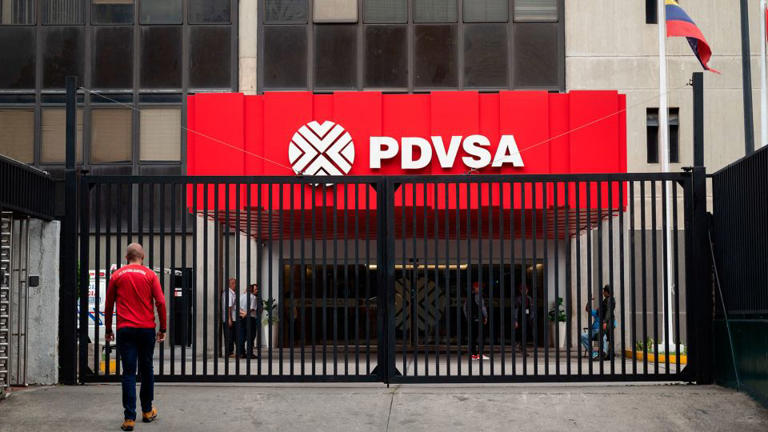 Vista de la entrada de la sede de Petróleos de Venezuela (PDVSA) en Caracas, tomada el 13 de septiembre de 2023 - MIGUEL ZAMBRANO/AFP vía Getty Images