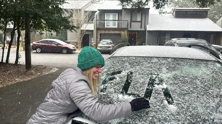 Snow in Florida: Woman recreates photo from snowstorm from 48 years earlier