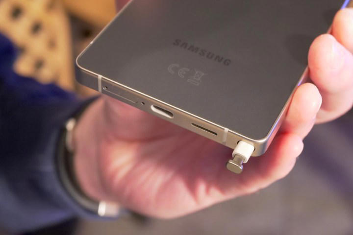 Does the Samsung Galaxy S25 have a headphone jack?