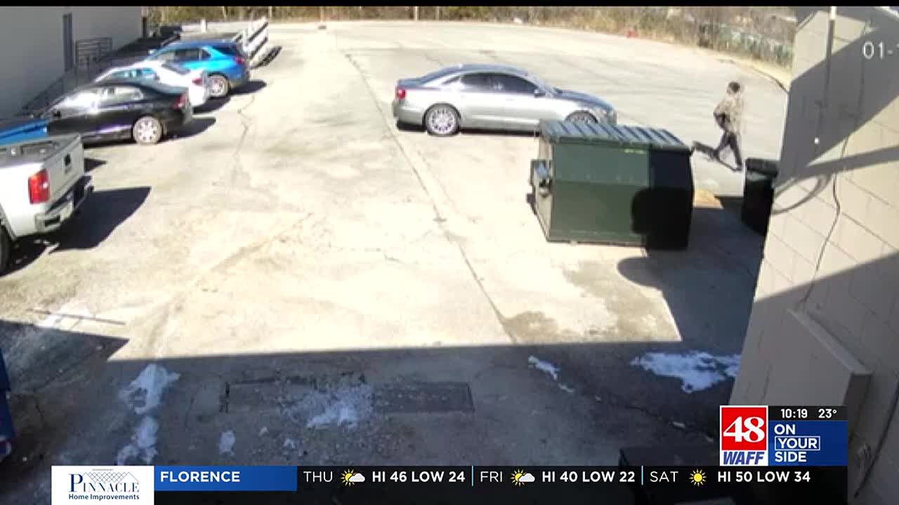 Man steals items out of parked car at Huntsville shopping plaza