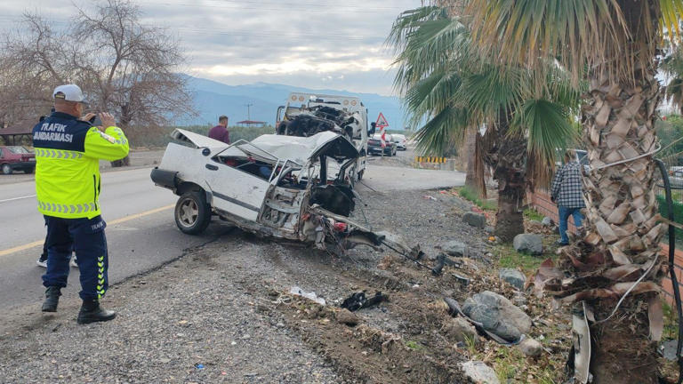 HATAY'IN ERZİN İLÇESİNDE PALMİYE AĞACINA ÇARPARAK İKİYE BÖLÜNEN TOFAŞ’IN SÜRÜCÜSÜ YARALANDI. FECİ KAZAYSA AN BE AN GÜVENLİK KAMERASINA YANSIDI.