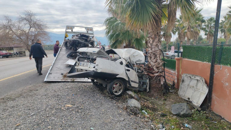 HATAY'IN ERZİN İLÇESİNDE PALMİYE AĞACINA ÇARPARAK İKİYE BÖLÜNEN TOFAŞ’IN SÜRÜCÜSÜ YARALANDI. FECİ KAZAYSA AN BE AN GÜVENLİK KAMERASINA YANSIDI.