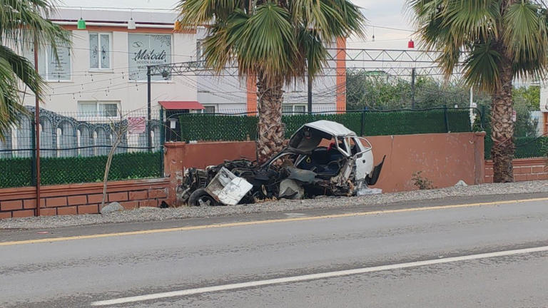 HATAY'IN ERZİN İLÇESİNDE PALMİYE AĞACINA ÇARPARAK İKİYE BÖLÜNEN TOFAŞ’IN SÜRÜCÜSÜ YARALANDI. FECİ KAZAYSA AN BE AN GÜVENLİK KAMERASINA YANSIDI.