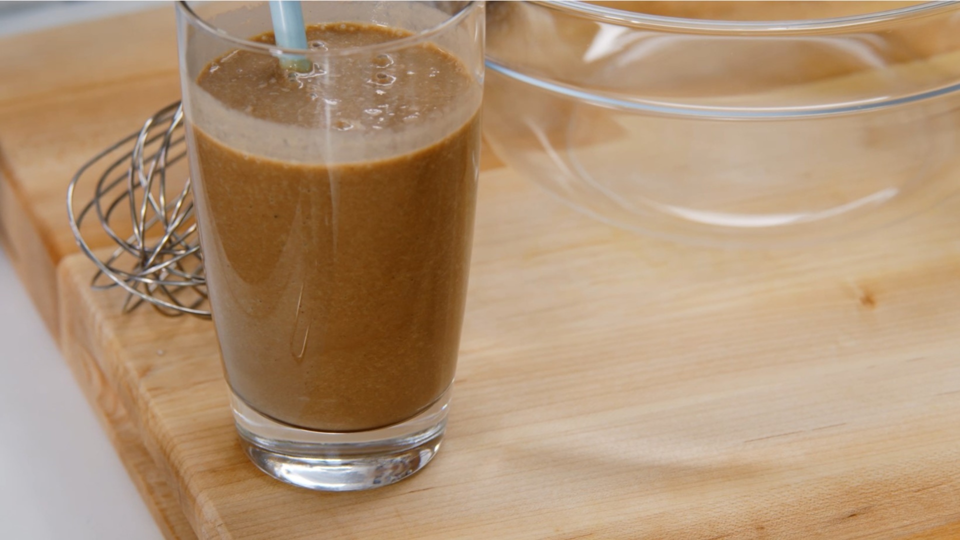 Gesunder Schokoladen-Smoothie mit Avocado und Banane