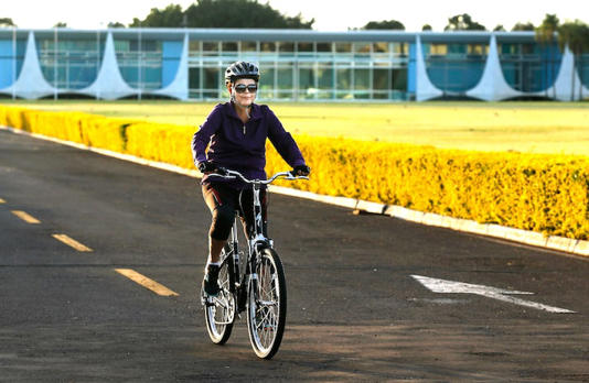 Dilma Rousseff andando de bicicleta no Palácio da Alvorada, em Brasília, quando era presidente Foto: Dida Sampaio/Estadão