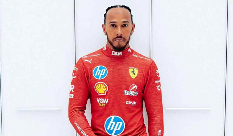 ルイス・ハミルトン、新しいフェラーリスーツ姿で登場し、SNSで ルイス・ハミルトン、新しいフェラーリスーツ姿で登場し、SNSで