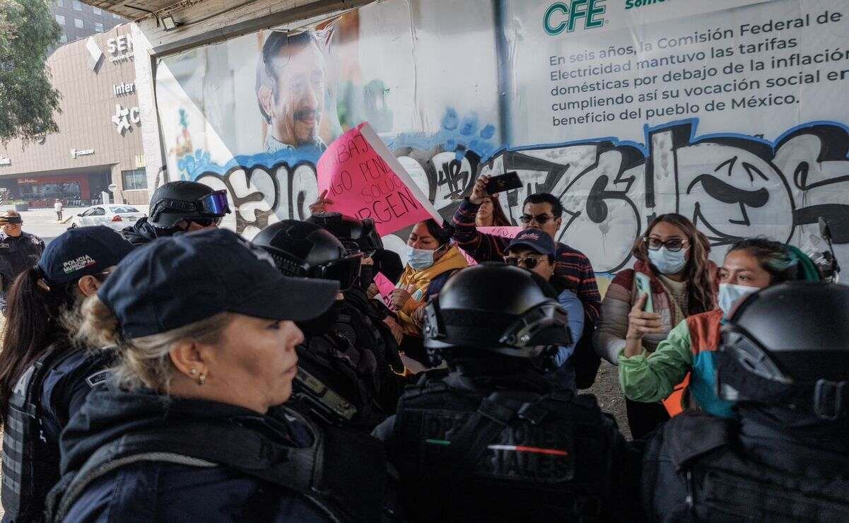 Luego de casi cuatro horas de bloqueo de Periférico Norte, policías desalojaron a los manifestantes (23/01/2025). Foto: Yaretzy Osnaya / EL UNIVERSAL