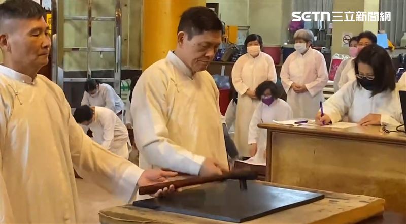 五甲關帝廟是由神明降駕，透過筆生寫成籤詩。（圖／翻攝畫面）