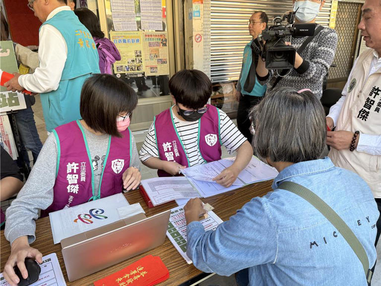 立委許智傑在鳳山服務處設立第一個全台立委罷免連署站，，有多位里長、熱心志工在現場幫忙。（紀爰攝）