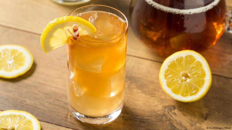 يحتوي شراب الماء وعصير الليمون الطازج على معادن كثيرة
