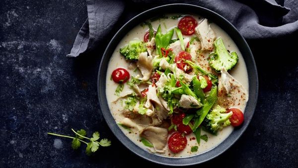 Thailändische Tom Kha Gai: Würzige Hühnersuppe mit Kokosmilch