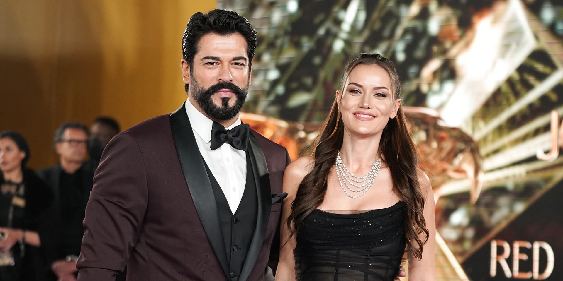 Burak Ozcivit di Endless Love sul red carpet con la moglie Fahriye Evcen.  Ma i fan sognano l'amore con Neslihan Atagul