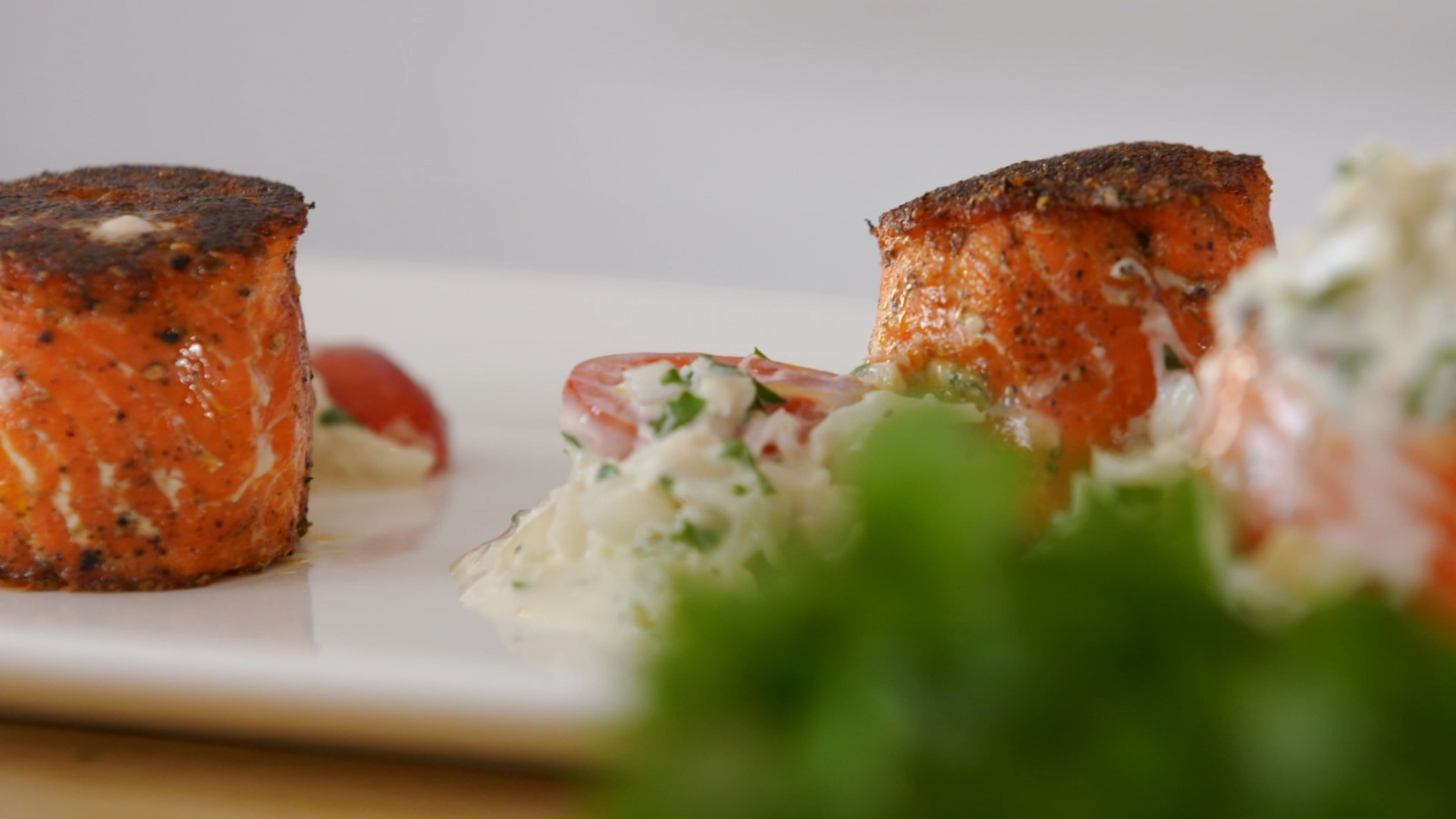 Cremige Krabbensoße mit Dungeness-Krabbe und frischer Petersilie