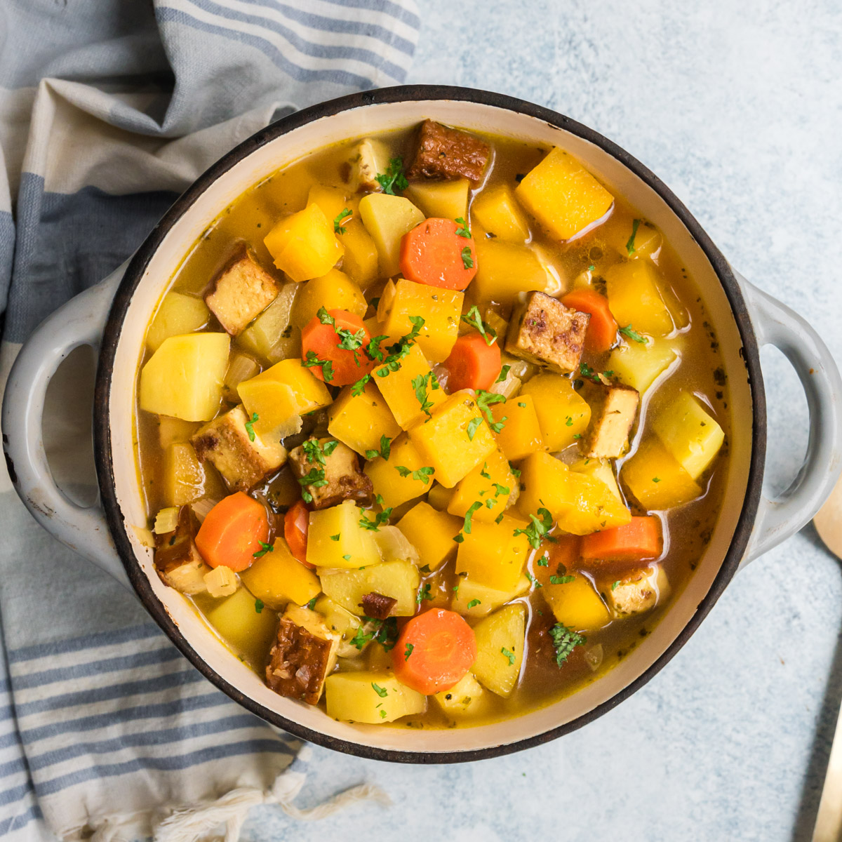 Deftiger Steckrübeneintopf mit Räuchertofu