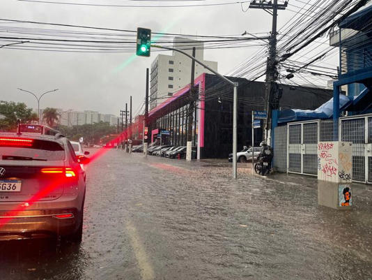 Avenida Marquês de São Vicente foi tomada pelas águas por causa do temporal Foto: Alex Silva/Estadão