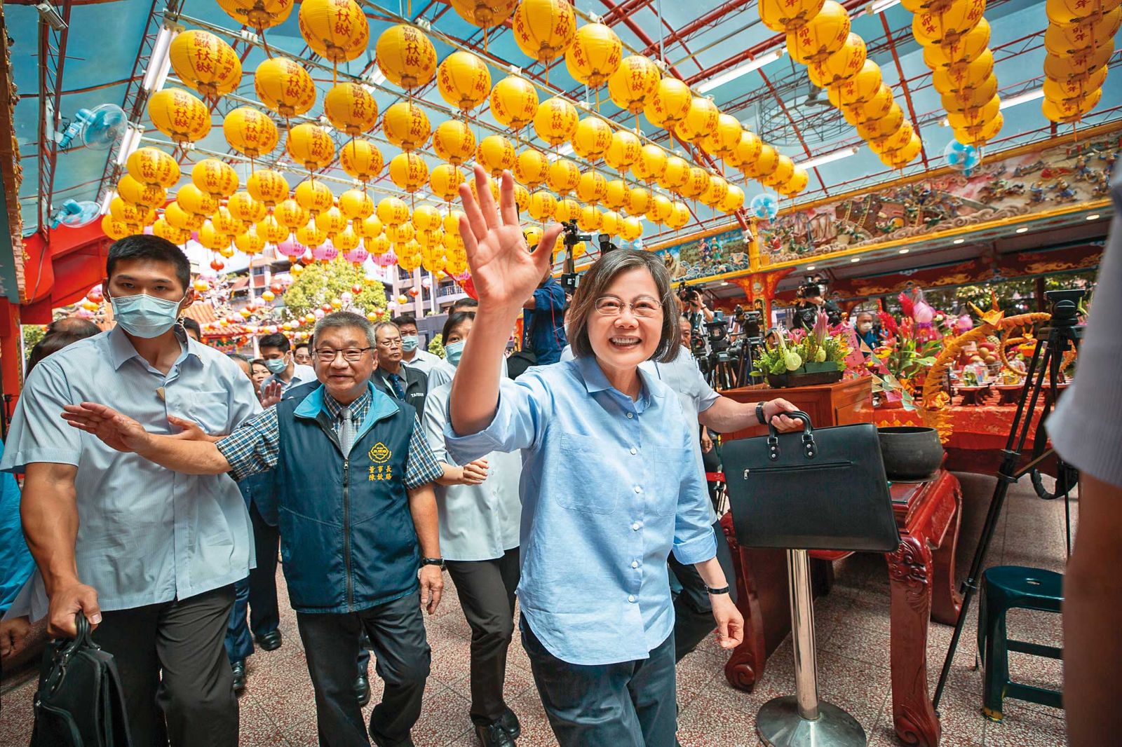 尪公信仰吸引政治人物參香，前總統蔡英文2023年曾赴信奉尪公的木柵忠順廟，感謝保儀大夫保佑台灣。（總統府提供）