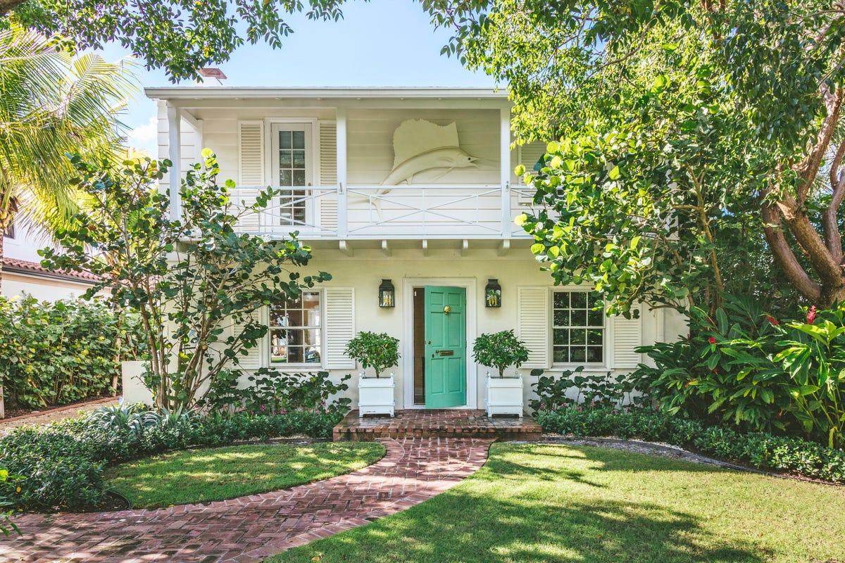 julia-amory-palm-beach-hamptons-homes-palm-beach-exterior.jpg