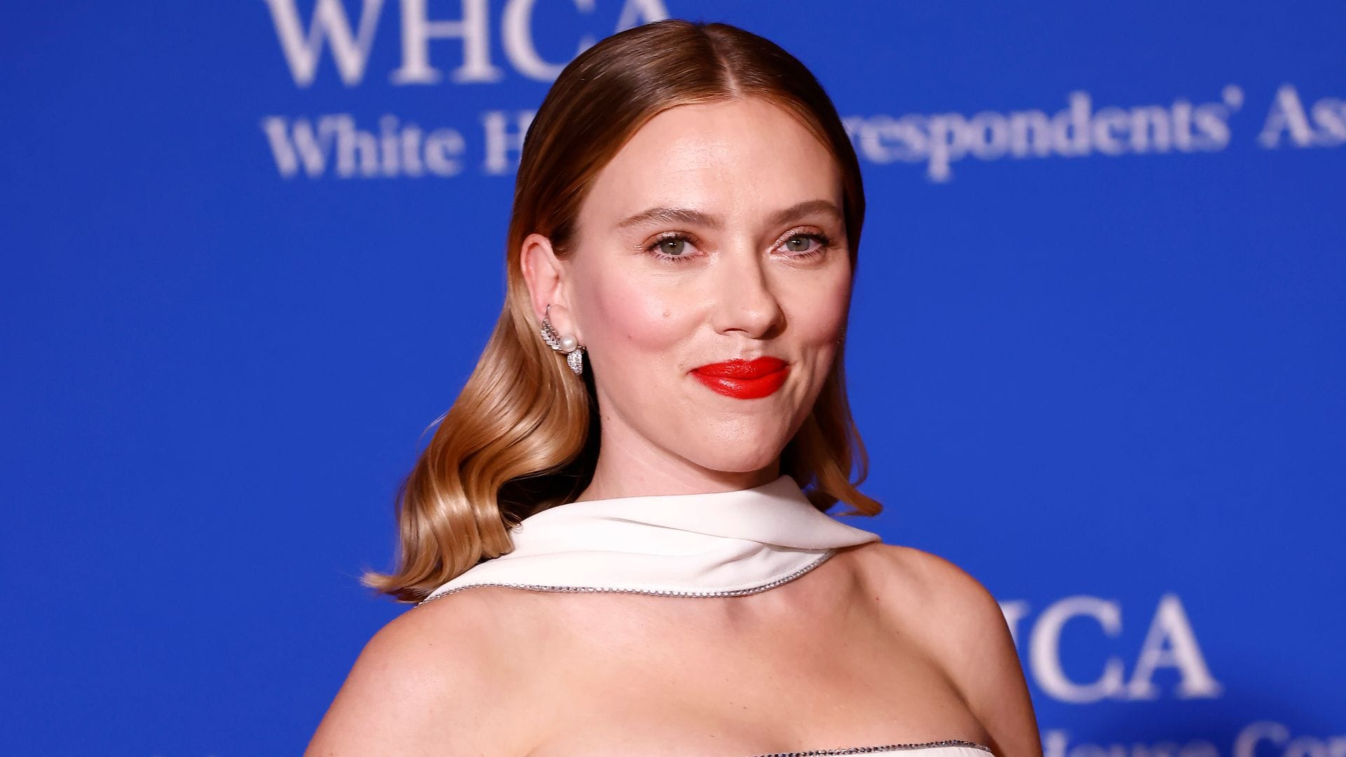 Scarlett Johansson shares modern dating lessons with her 10yearold