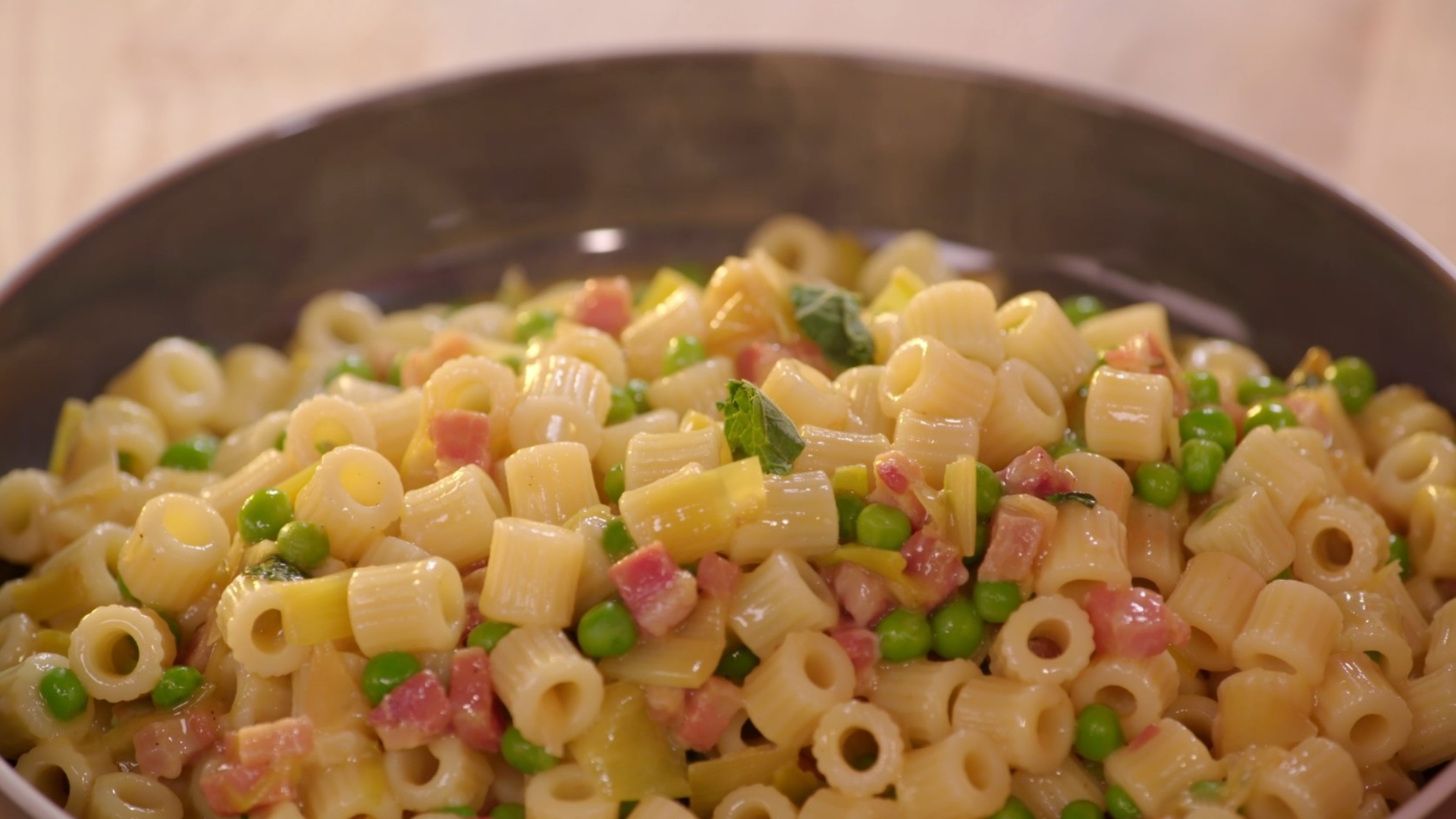 Nonna&amp;#39;s Pasta mit Pancetta, Erbsen und frischer Minze