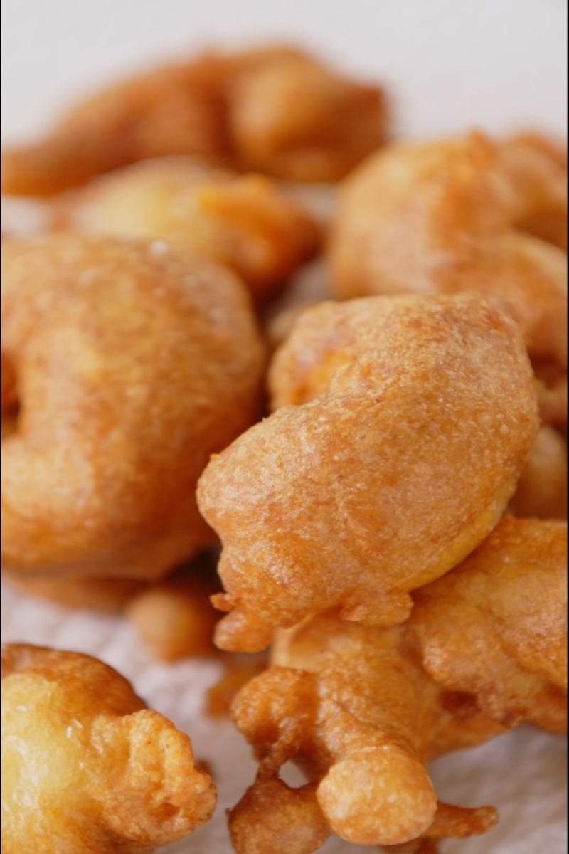 Knuspriges Krabben-Popcorn mit würzigem Hot-Sauce-Dip