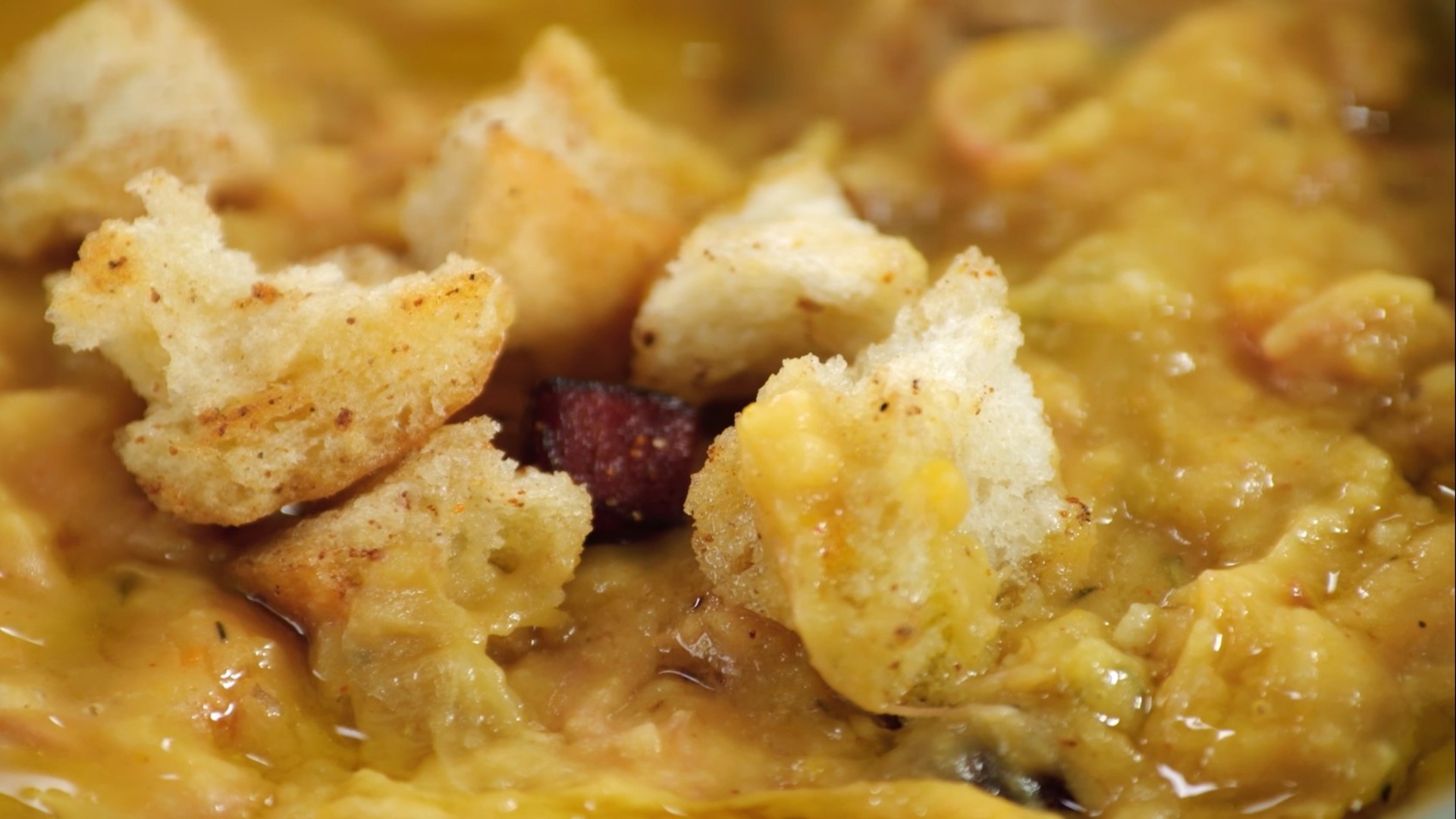 Räucherschinkensuppe mit knusprigem Pancetta und Knoblauchcroutons
