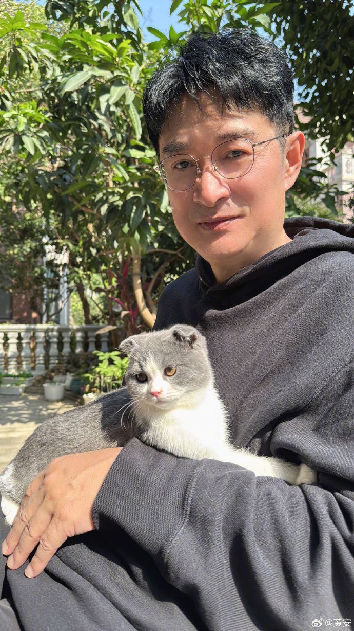 黃安最近養貓，但要回台過年只能先託人照顧。（圖／翻攝自黃安微博）
