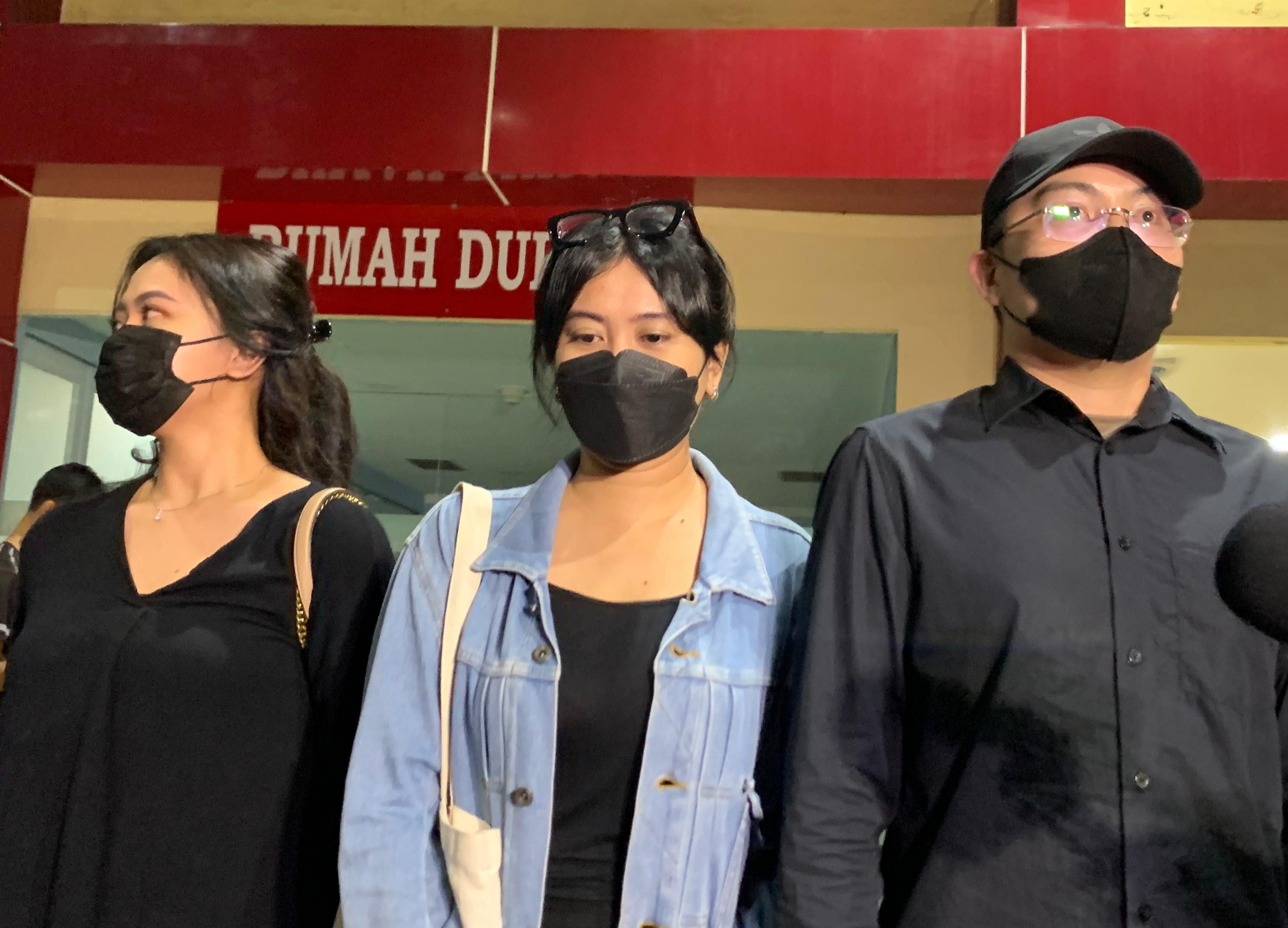 Sahabat Oshima Yukari, Tiara saat dijumpai awak media di RS Polri Kramat Jati, Jakarta Timur, Sabtu (25/1/2025).