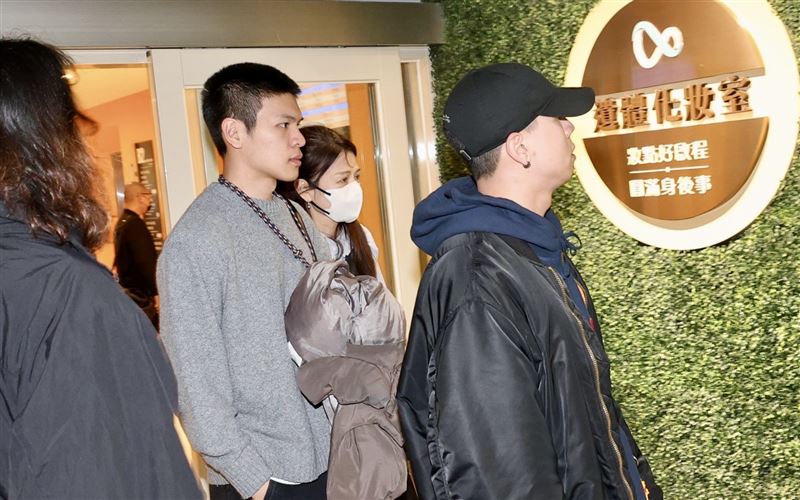 林葉亭與兒子趕往二殯。（圖／記者鄭孟晃攝影）