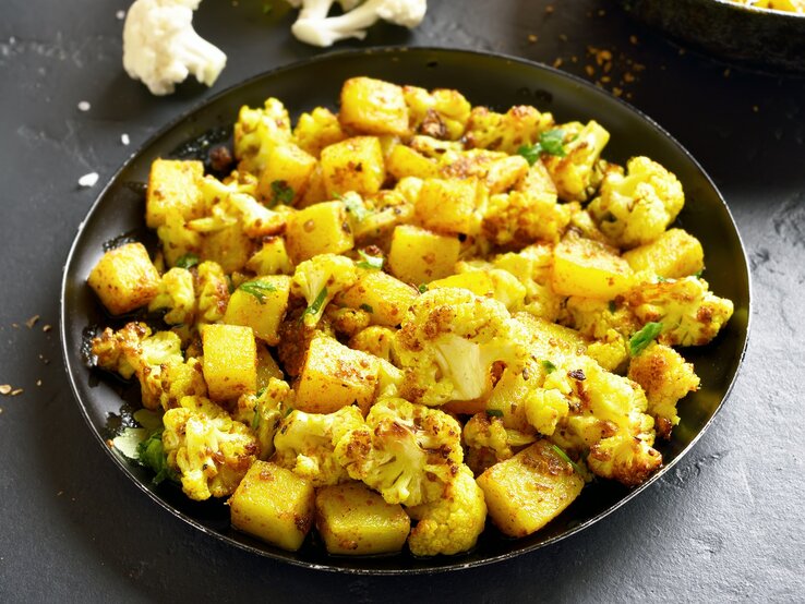 Indische Kartoffel-Blumenkohl-Pfanne: Kulinarisch auf Reisen